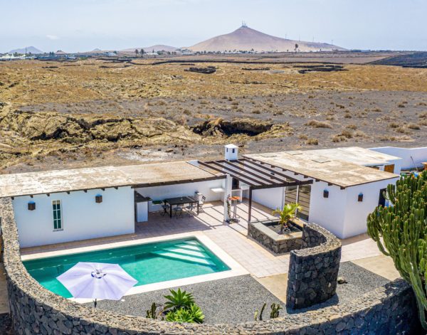 El turismo en Lanzarote y la búsqueda de alojamientos tranquilos en entornos volcánicos